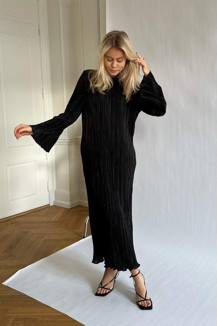 BYIC - Kellyic Long Plissé Dress - Black Kjoler 