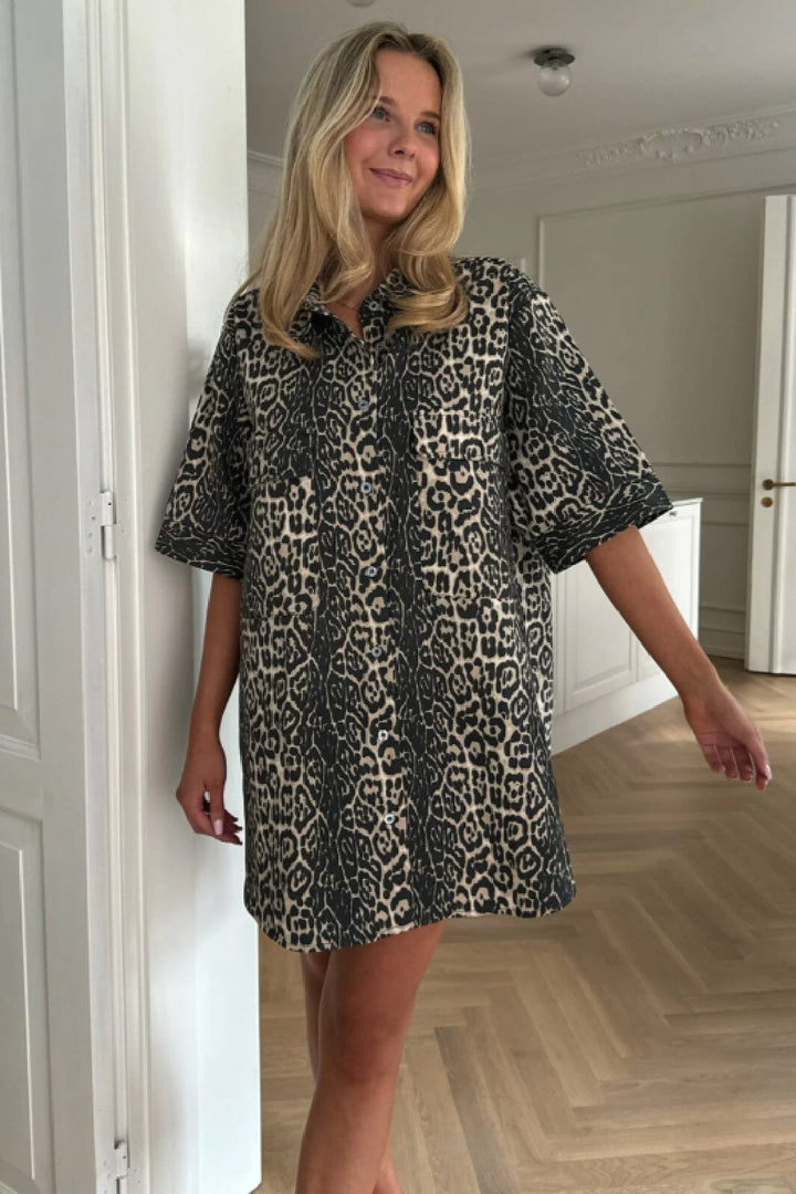 Forudbestilling - BYIC - Seldaic Shirt Dress - lp Leo Print Kjoler 