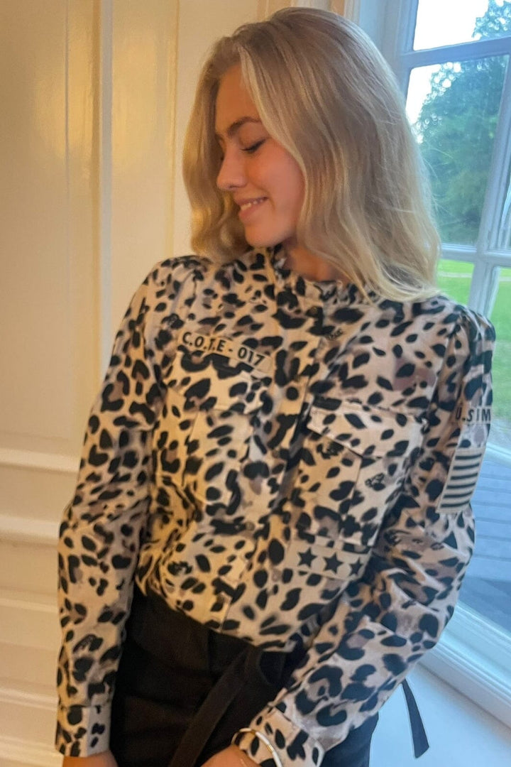 Forudbestilling - Continue - Milli Leo Patch Shirt - Leo Brown Skjorter