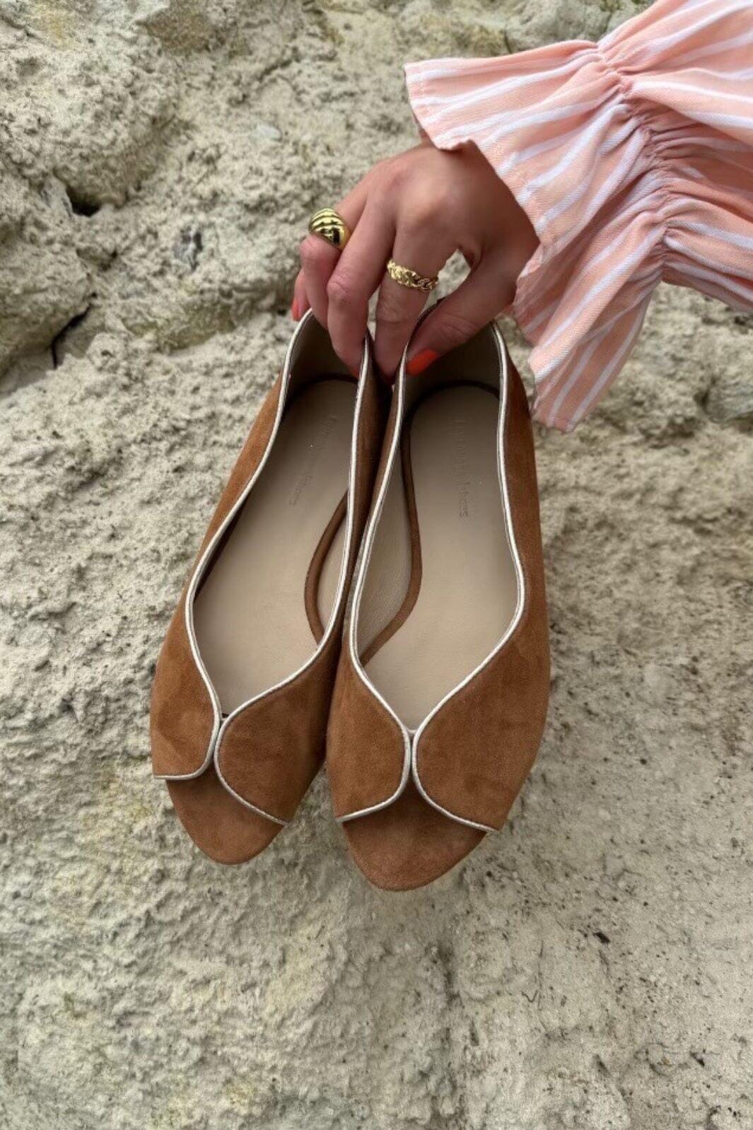 Forudbestilling - Copenhagen Shoes - Like A Melody Suede - 0241 Cognac Ballerinaer