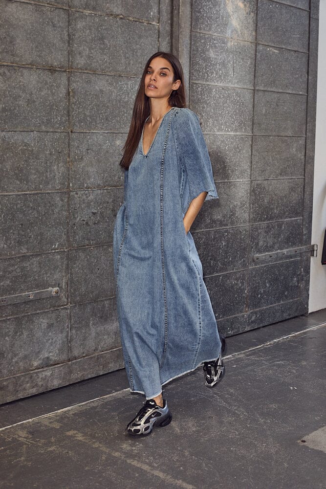 Forudbestilling - Haute L'Amitié - Denim Hem Dress HL10226 - Denim Blue Kjoler