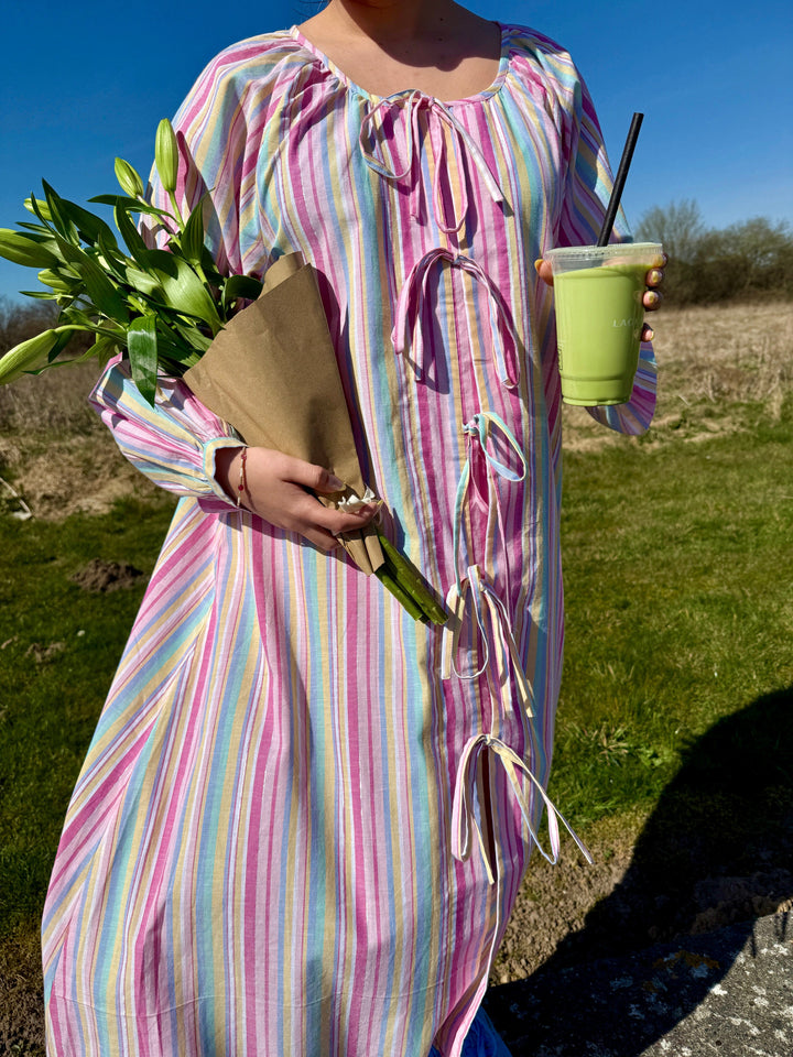 Forudbestilling - Sissel Edelbo x Molly&My - Stinne Dress SE 1724 - Pink Stripes Kjoler