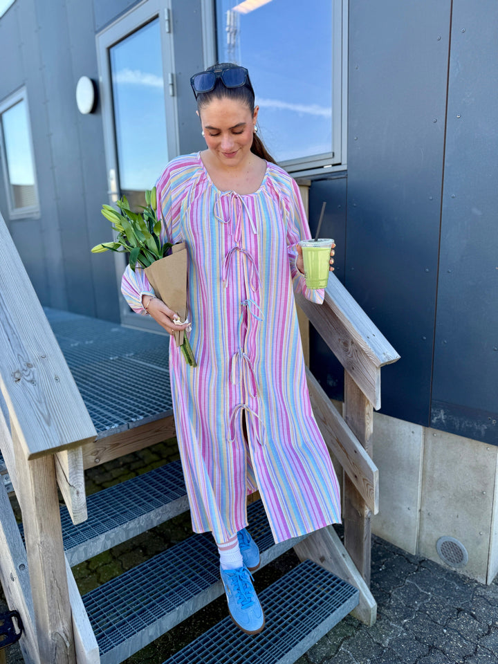 Forudbestilling - Sissel Edelbo x Molly&My - Stinne Dress SE 1724 - Pink Stripes Kjoler