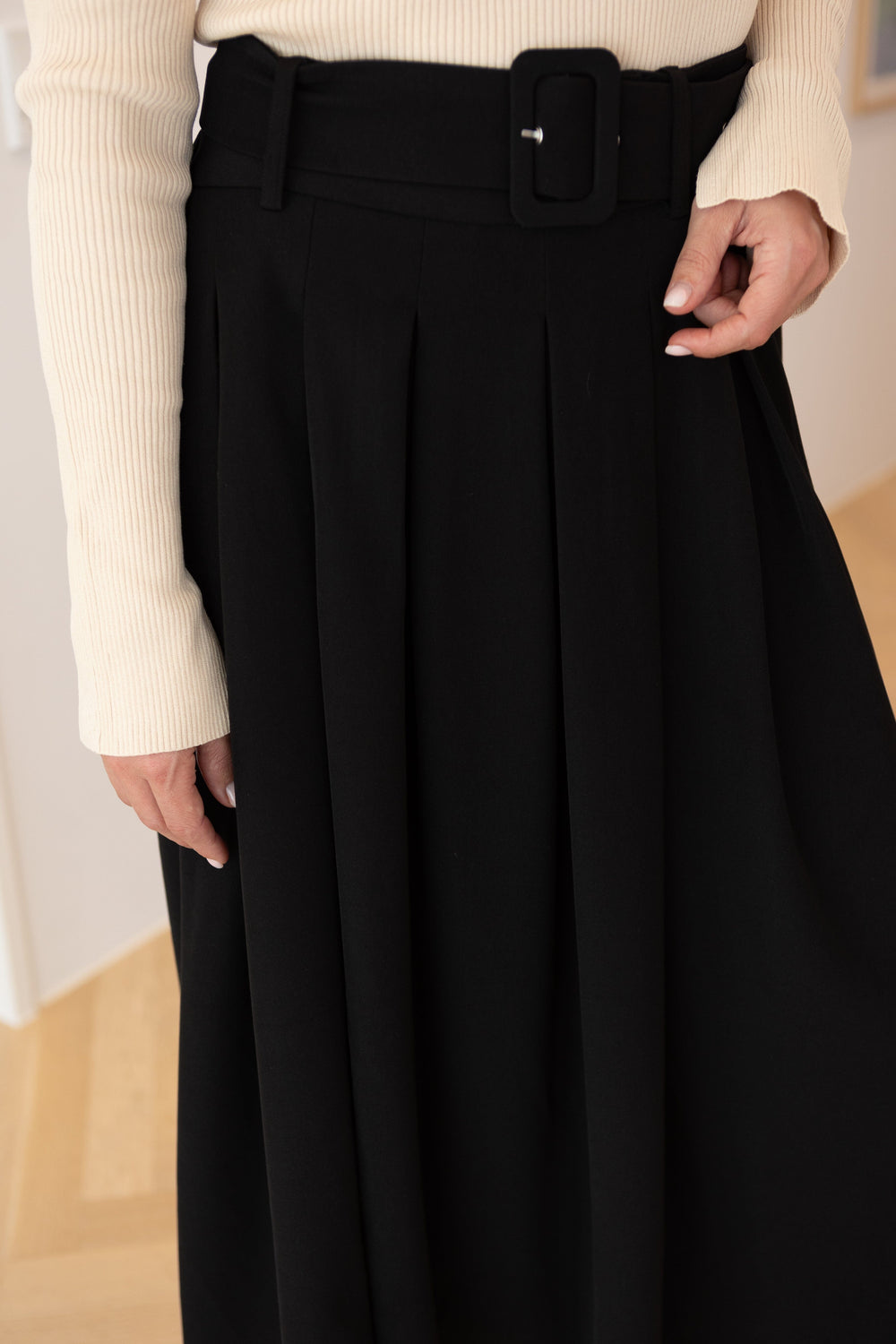 Forudbestilling - Valentin Studio - Pleated Skirt - Black Nederdele