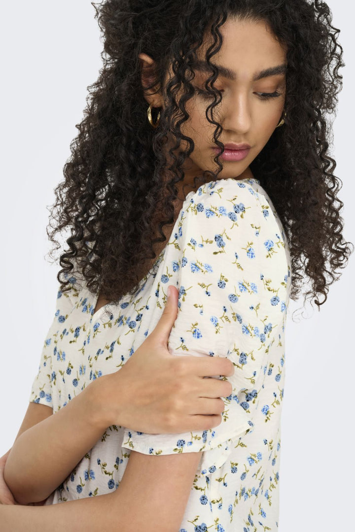 JDY - Jdycarrie 2/4 Short Dress - 4978336 Cloud Dancer Blue Mini Flower Kjoler