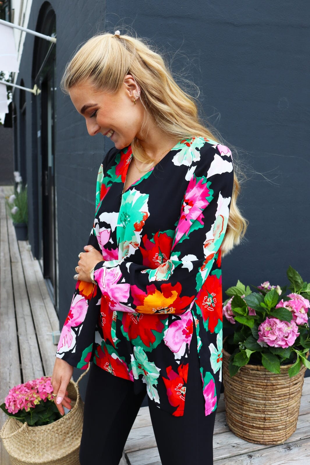 Liberte - Andrea-Zip-Blouse - Black Big Flowers Bluser