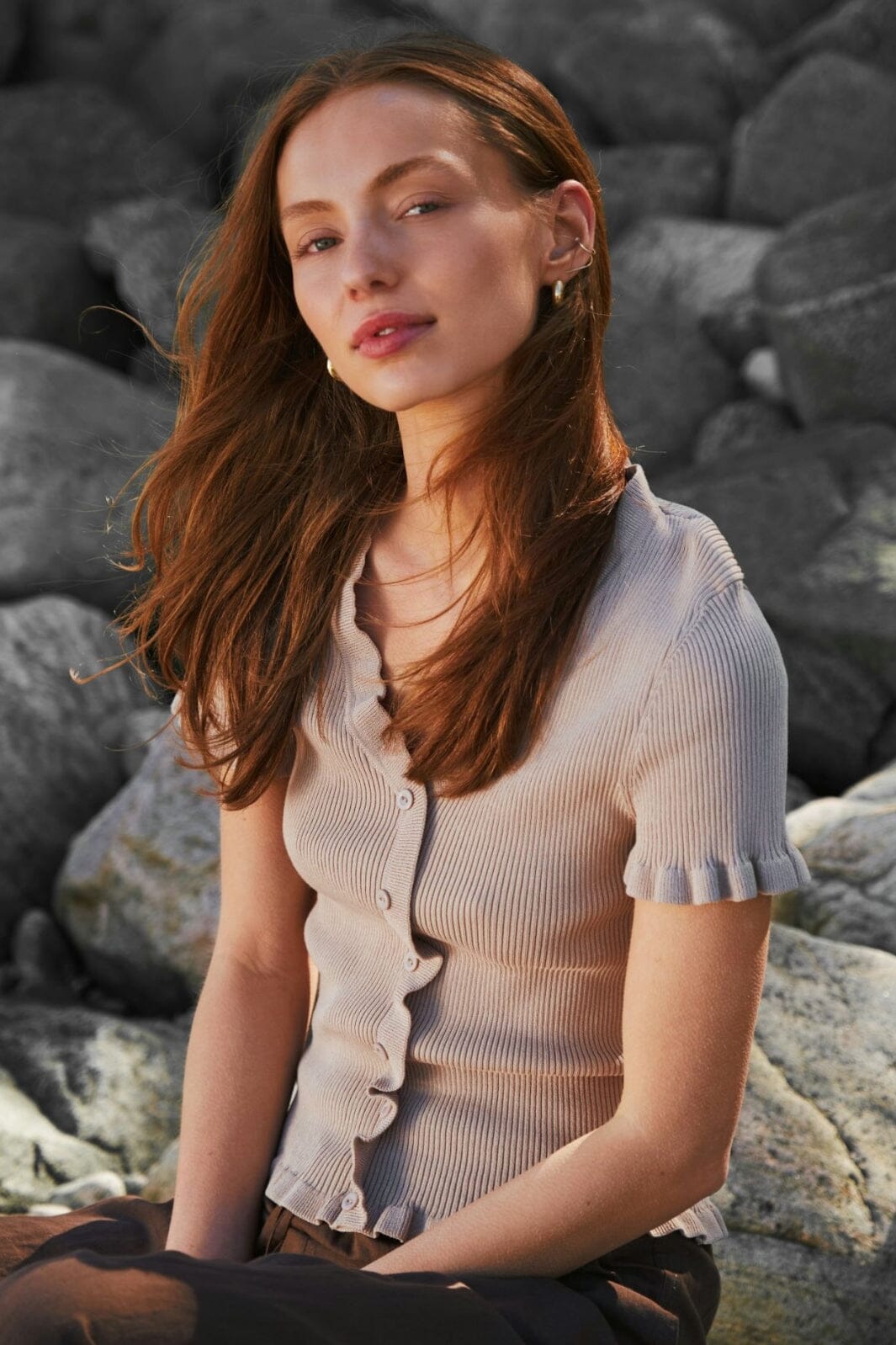 Neo Noir - Esla Frill Knit Tee 164432 - 213 - Sand Strikbluser