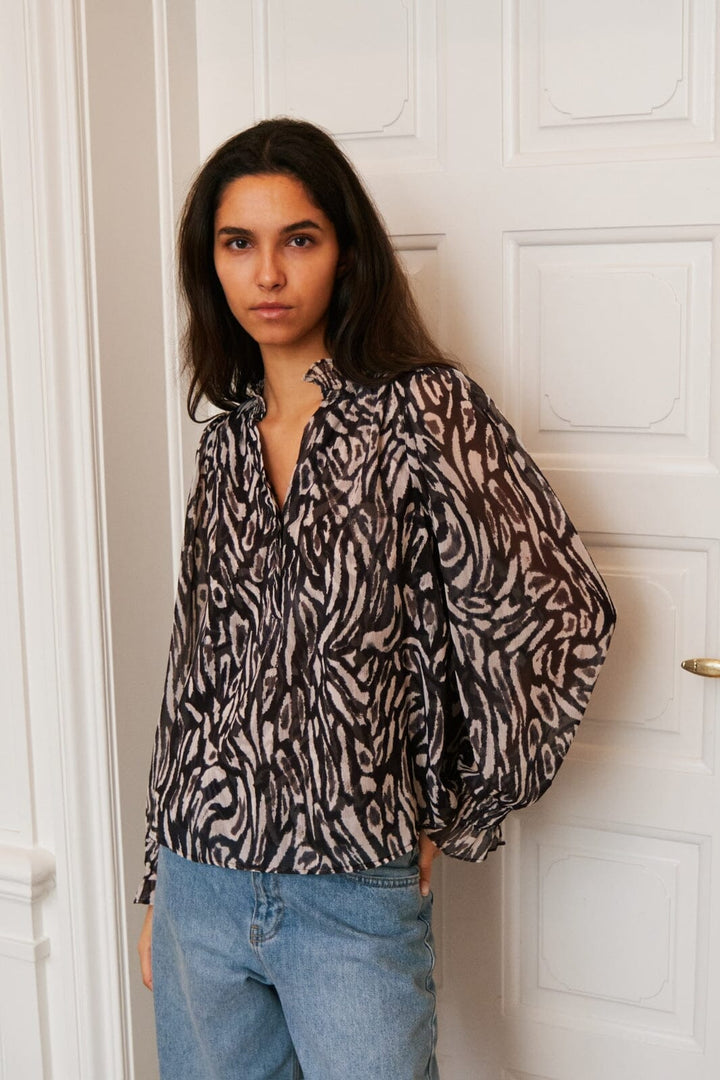 Neo Noir - Leia Abstract Leo Blouse 164591 - Black Bluser