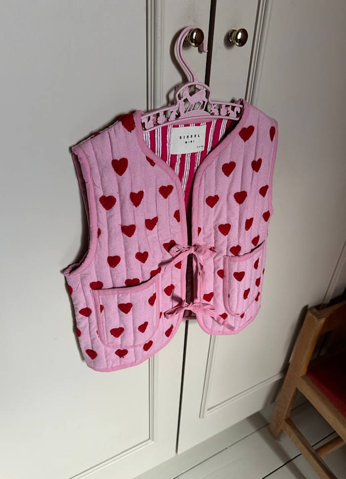 Sissel Edelbo - Honey MINI Vest SE 1660 - Tiny Red Veste