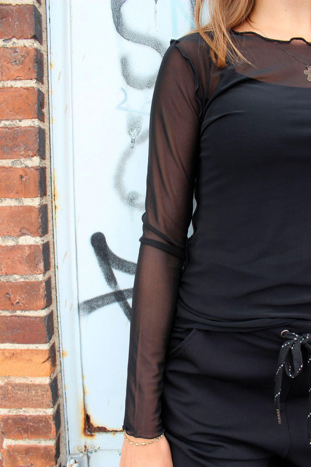 Forudbestilling - LIBERTÈ - Mesh Top - Black (Midt November) Bluser