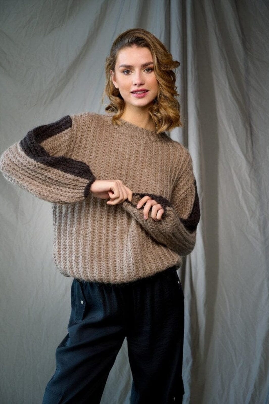Noella - Noel Knit Sweater - Camel/Dark Brown Strikbluser