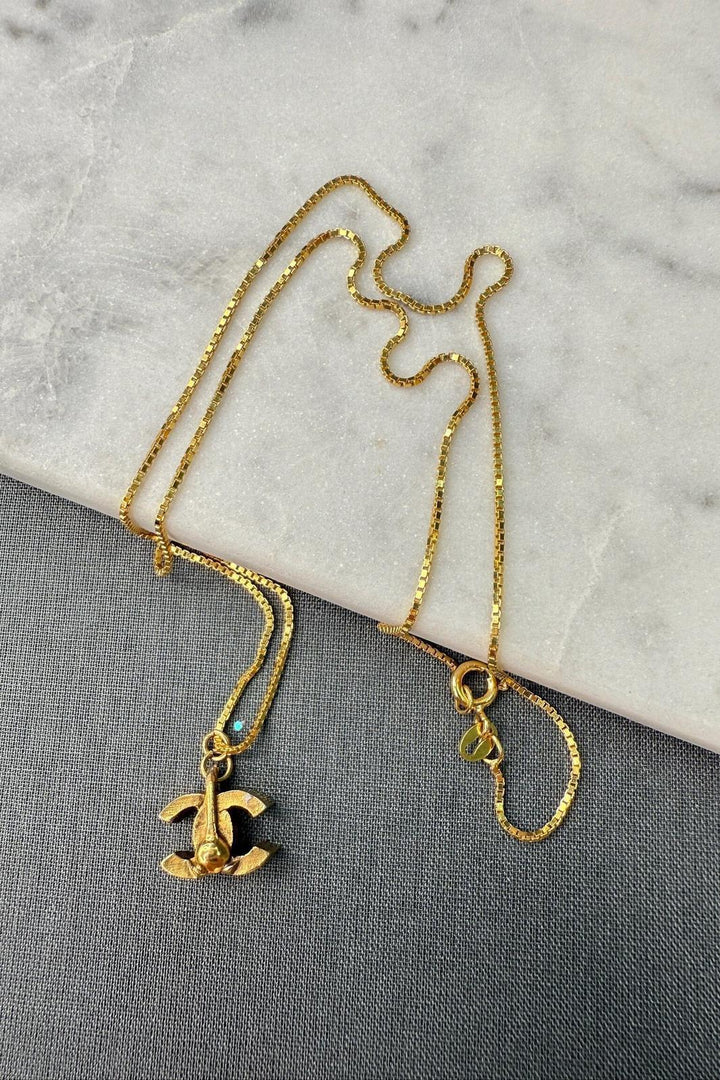 Preloved Vintageline x Molly&My - Vintage Chanel CC Vedhæng 2 - 24k Guldbelagt Metal 