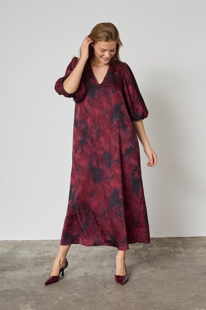 Sisters Point - Ventia-V.Dr6 19520 - 801 - Bordeaux Blurred