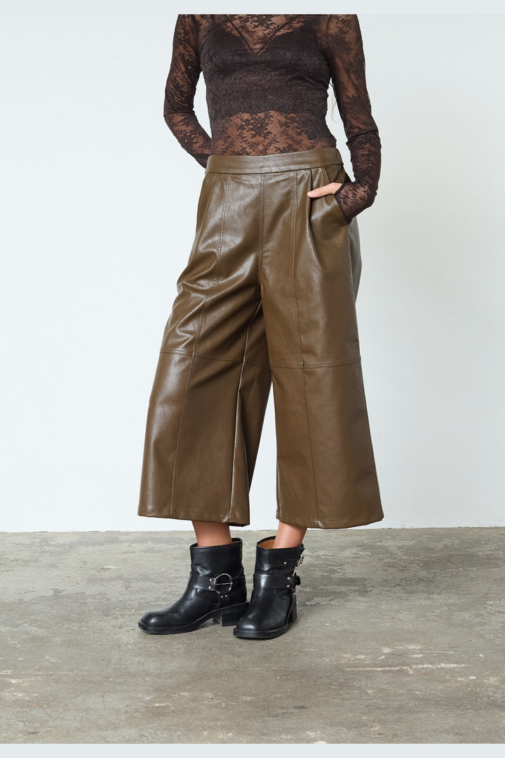 Sisters Point - Emme-Pa 19497 - 200 - Brown