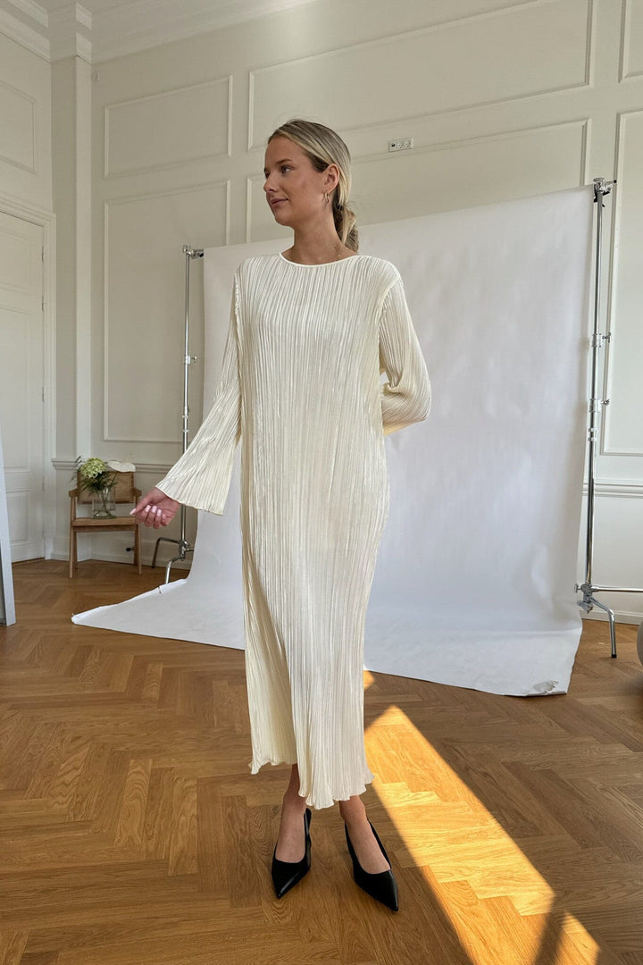 Forudbestilling - BYIC - Kellyic Long Plissé Dress - of Off White Kjoler 