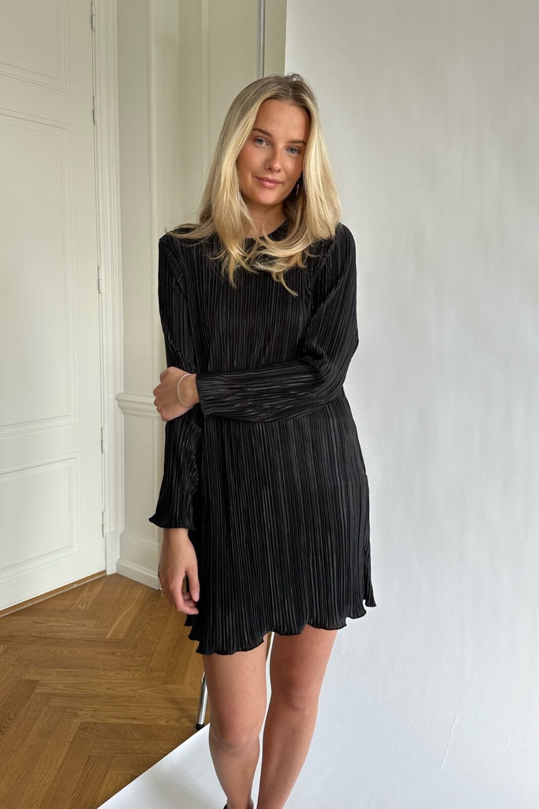 Forudbestilling - BYIC - Kellyic Plissé Dress - Black Kjoler 