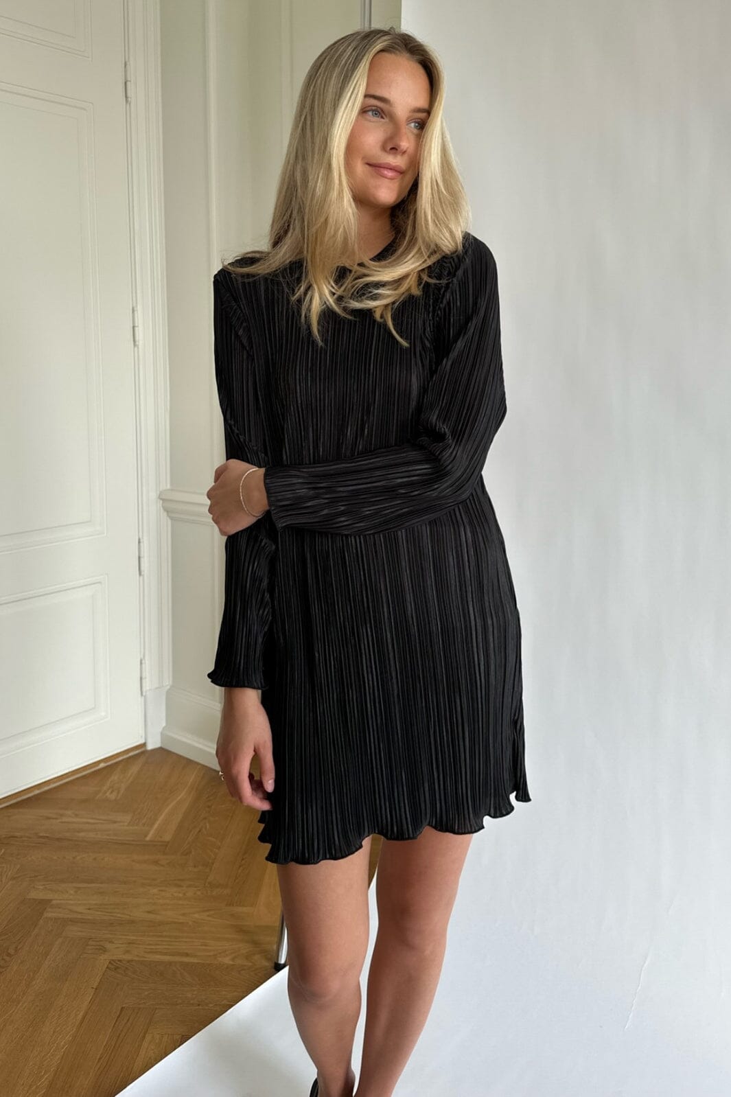 Forudbestilling - BYIC - Kellyic Plissé Dress - Black Kjoler 