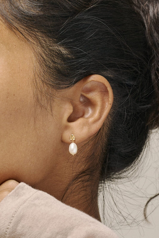 Forudbestilling - Enamel Copenhagen - Studs, Poe Pearl - Pearls Øreringe 