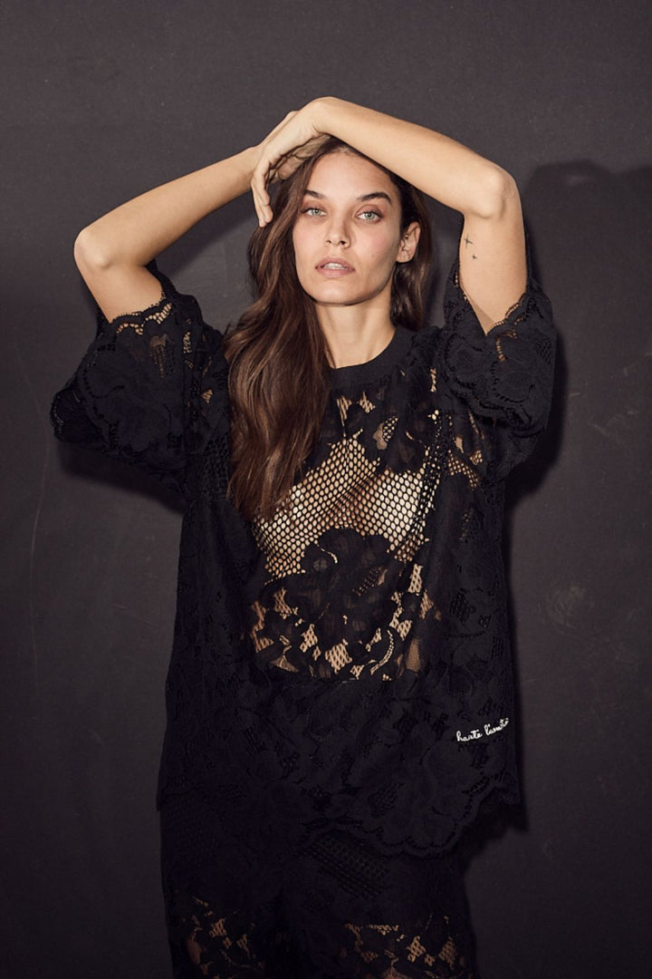 Forudbestilling - Haute L'Amitié - Curvey Lace Hem Tee HL10222 - Black T-shirts 
