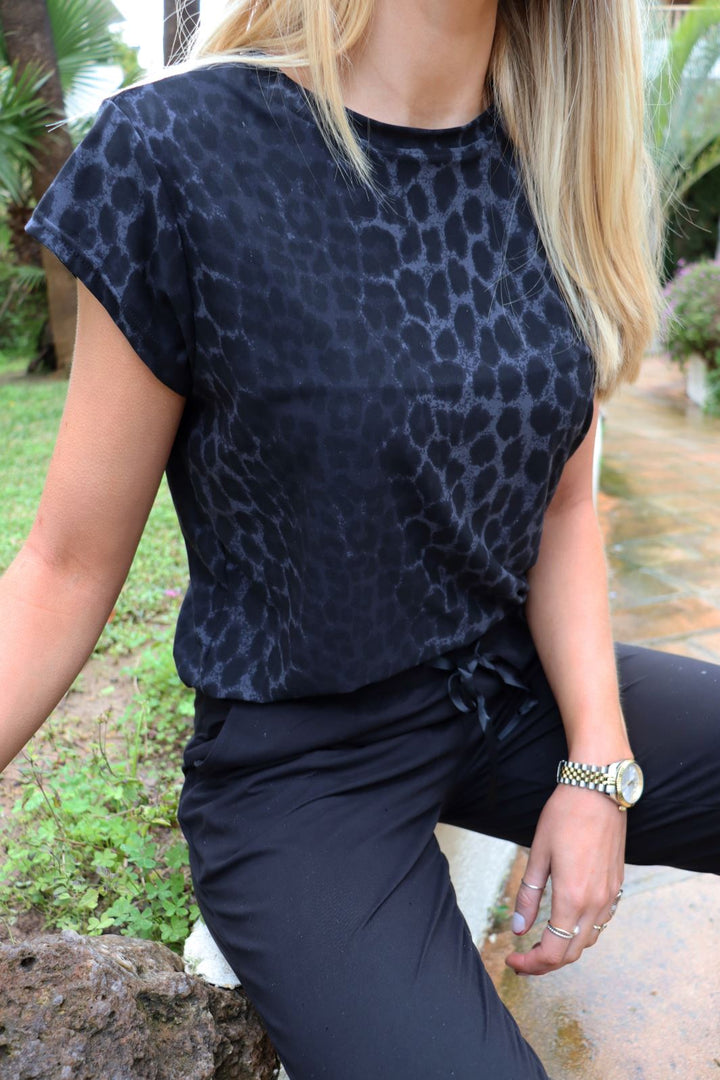 Forudbestilling - Liberte - Alma-U-Tshirt 9581 - Dark Grey Leo