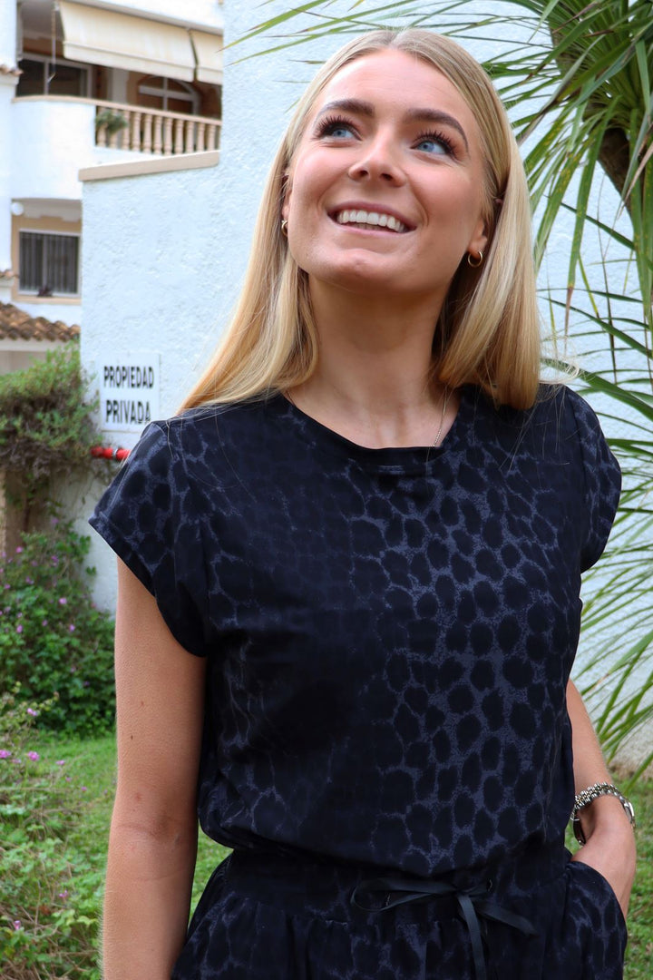 Forudbestilling - Liberte - Alma-U-Tshirt 9581 - Dark Grey Leo