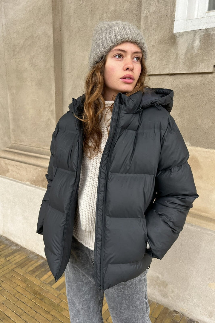 Forudbestilling - Neo Noir - Fox C Puffer Jacket - Antracit Jakker 