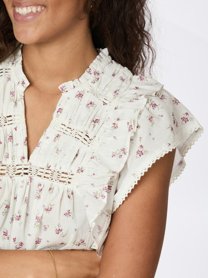Forudbestilling - Neo Noir - Jayla Small Blossom Top 165648 - 122 - Creme Toppe 