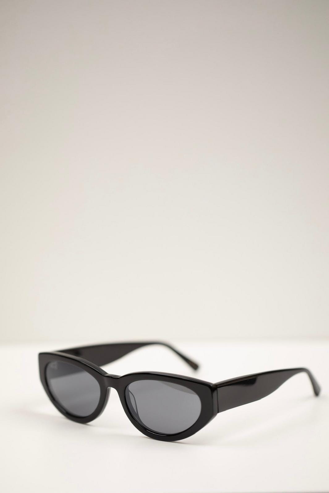 Forudbestilling - Valentin Studio - Audrey 1-002 - Black Grey Solbriller 