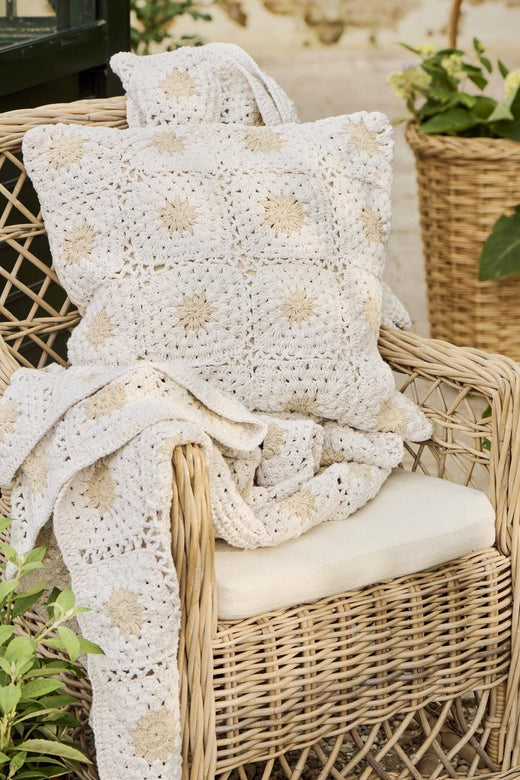 Ib Laursen - Pudebetræk hæklet creme m/naturfarvede blomster, bagside i naturfarvet lærred - 100% bomuld - 6190-30