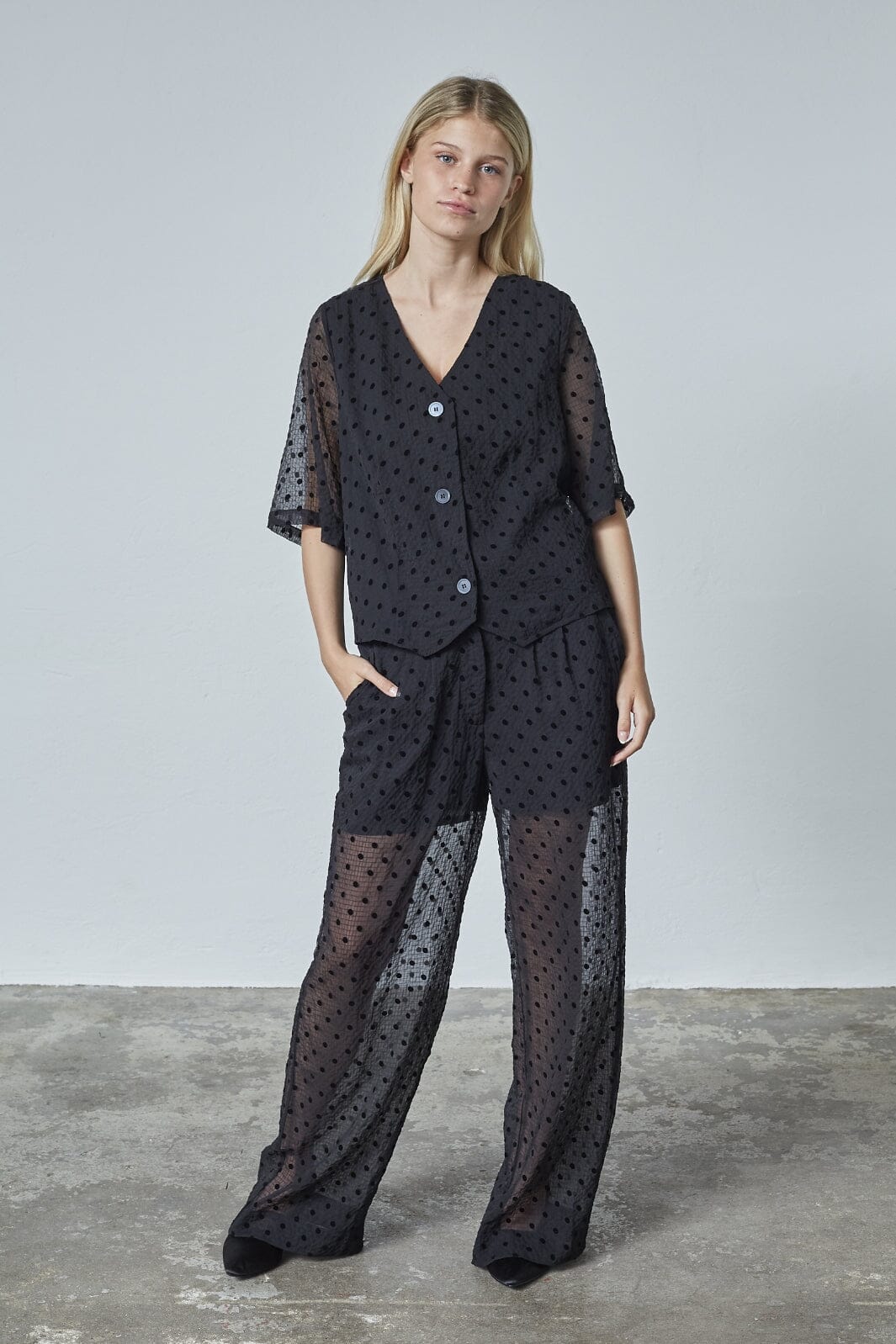 Love & Divine - Love1418 19191 - 001 - Black Dot