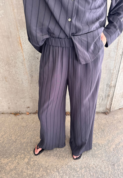 Love & Divine - Love1623 20224 - 053 - Grey Stripes Bukser 
