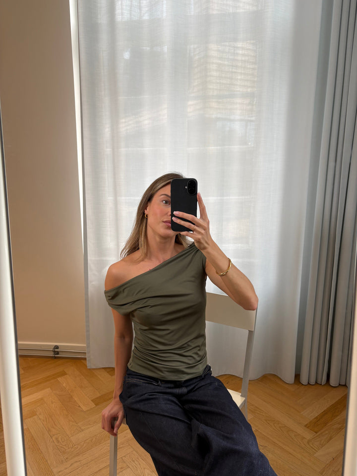 Modström - Himamd Off-Shoulder Top 57928 - 2201 - Army Dust Toppe 