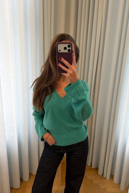 ModströM - Malvamd V-Neck 60009 - 03972 - Bright Aqua Strikbluser 