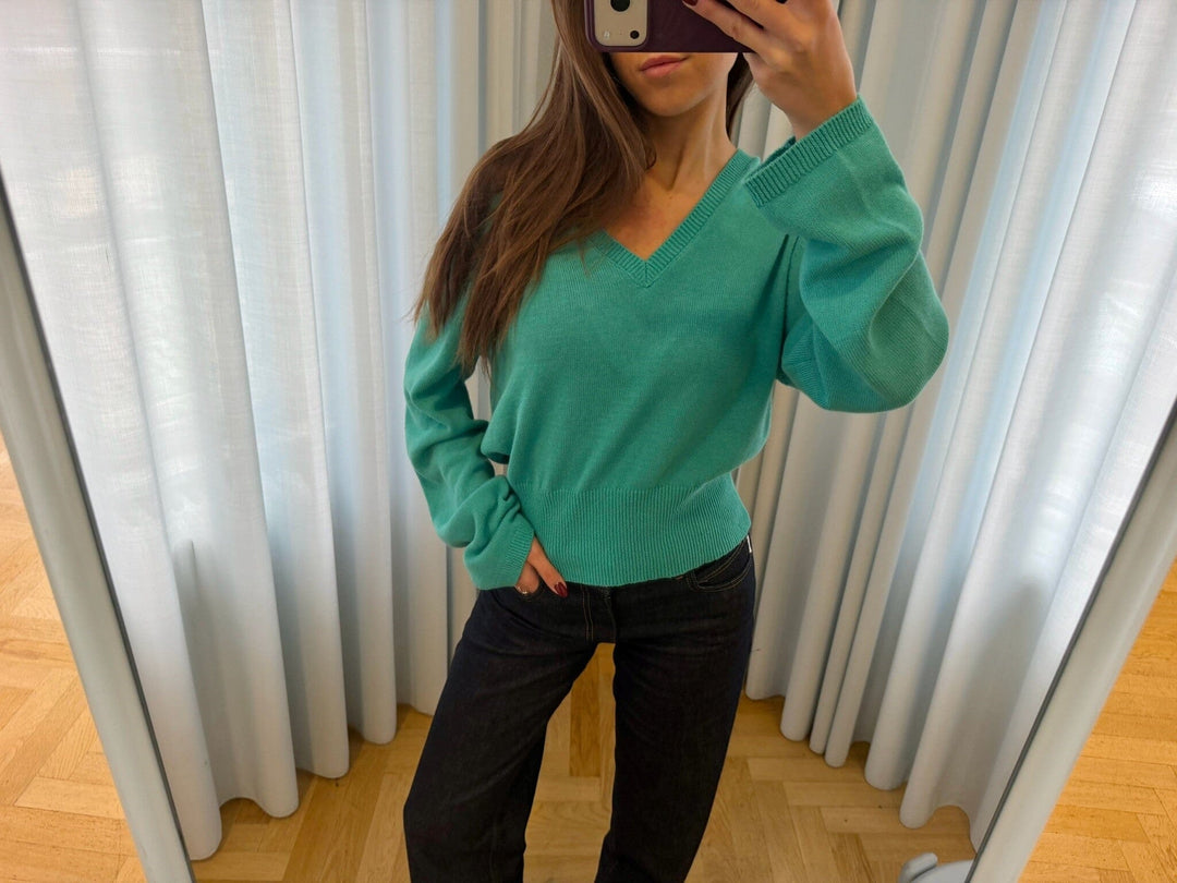 ModströM - Malvamd V-Neck 60009 - 03972 - Bright Aqua Strikbluser 