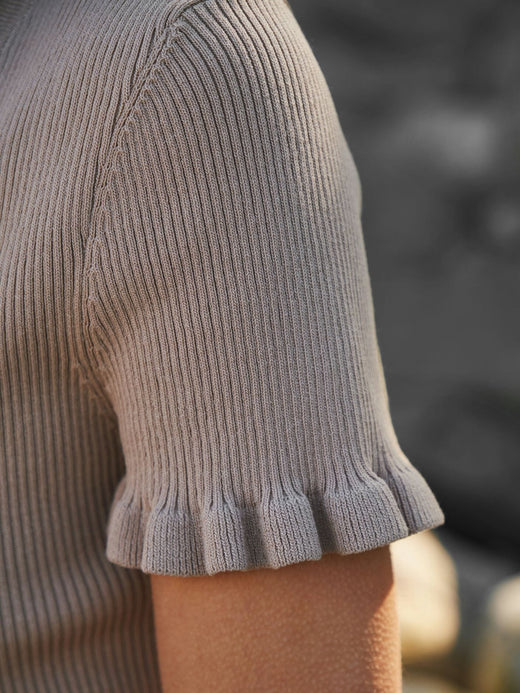 Neo Noir - Esla Frill Knit Tee 164432 - 213 - Sand Strikbluser 