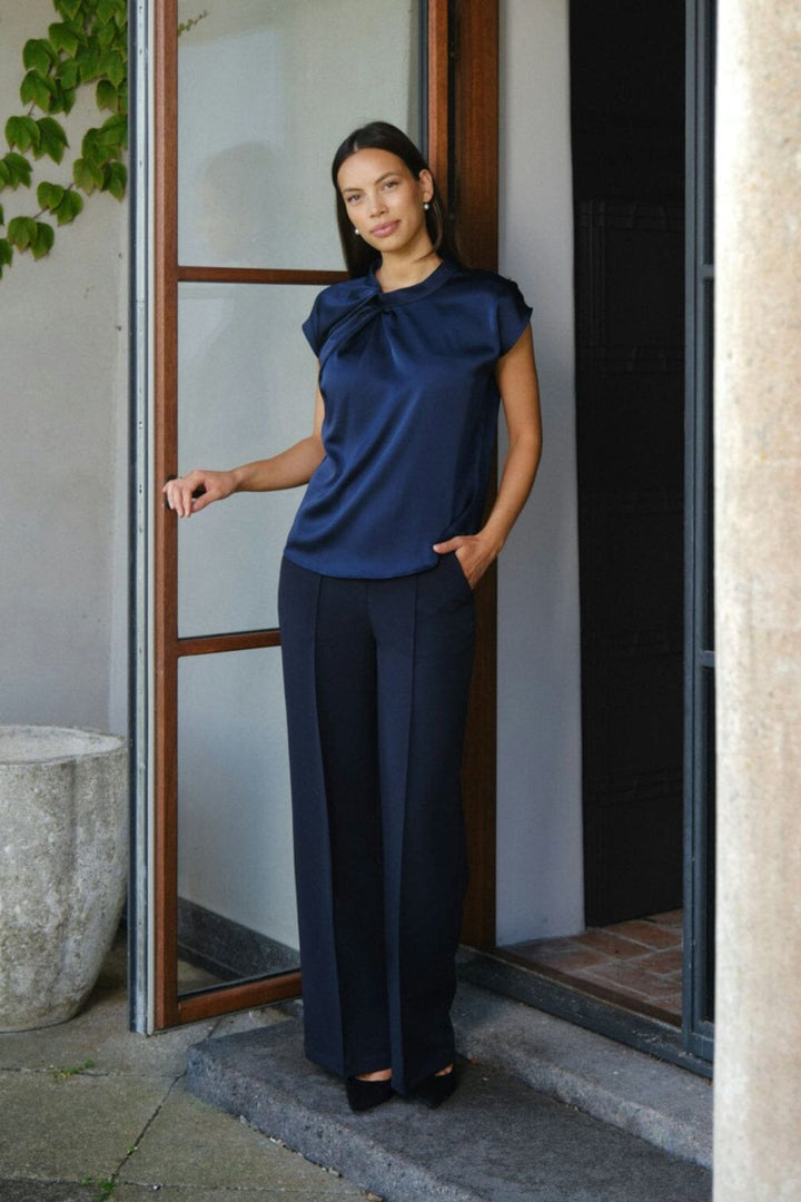 Neo Noir - Fleur Drapy Satin Blouse 160990 - 141 - Navy Bluser 