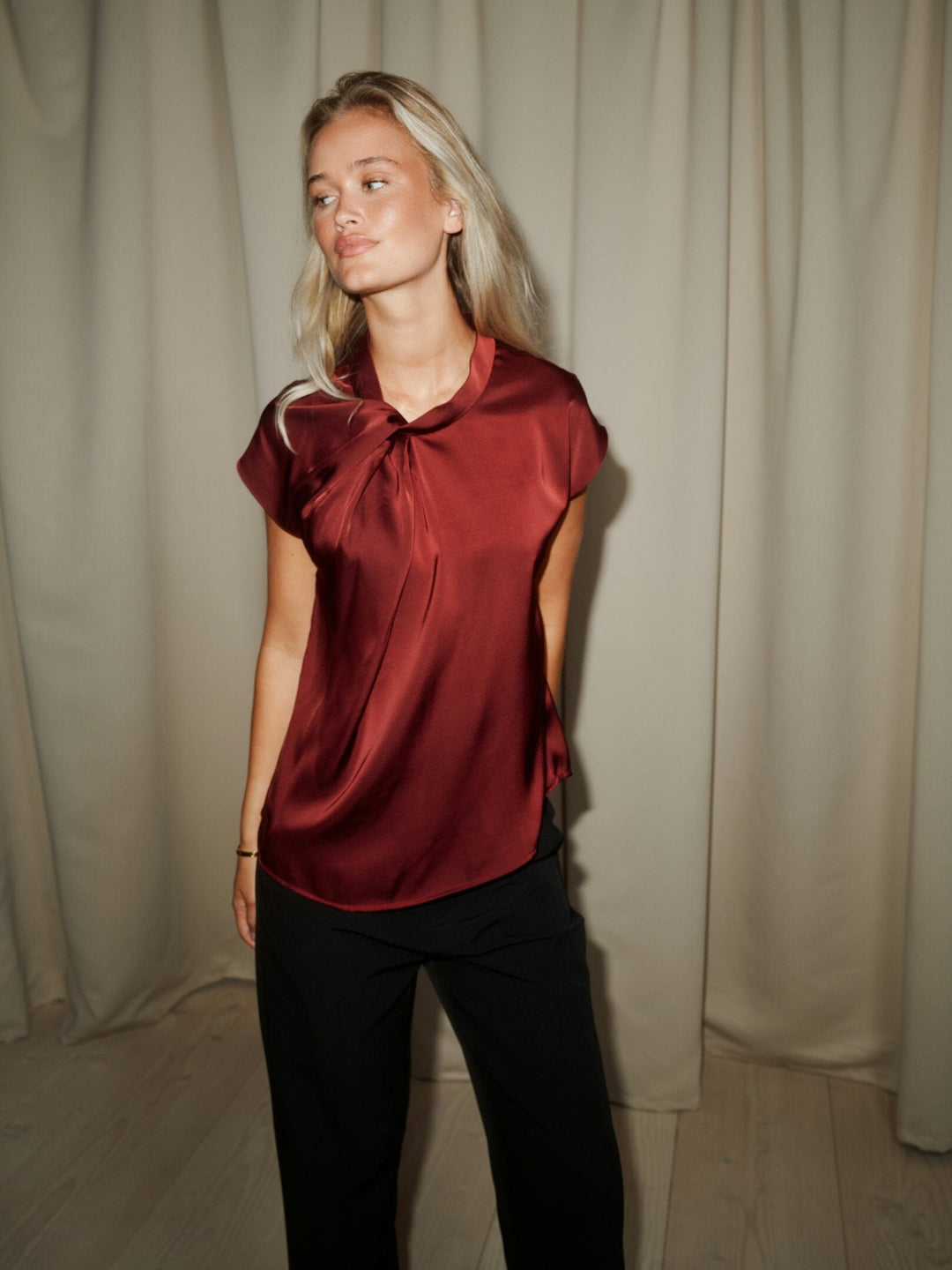 Neo Noir - Fleur Drapy Satin Blouse 160990 - 174 - Burgundy Bluser 