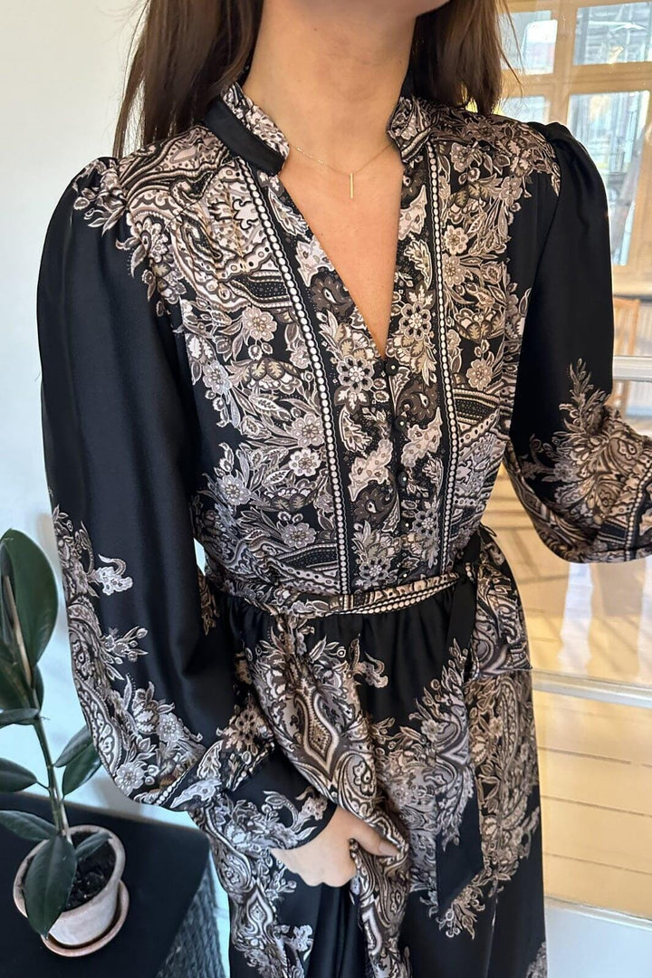 Neo Noir - Nova Paisley Border Dress - Black Kjoler 