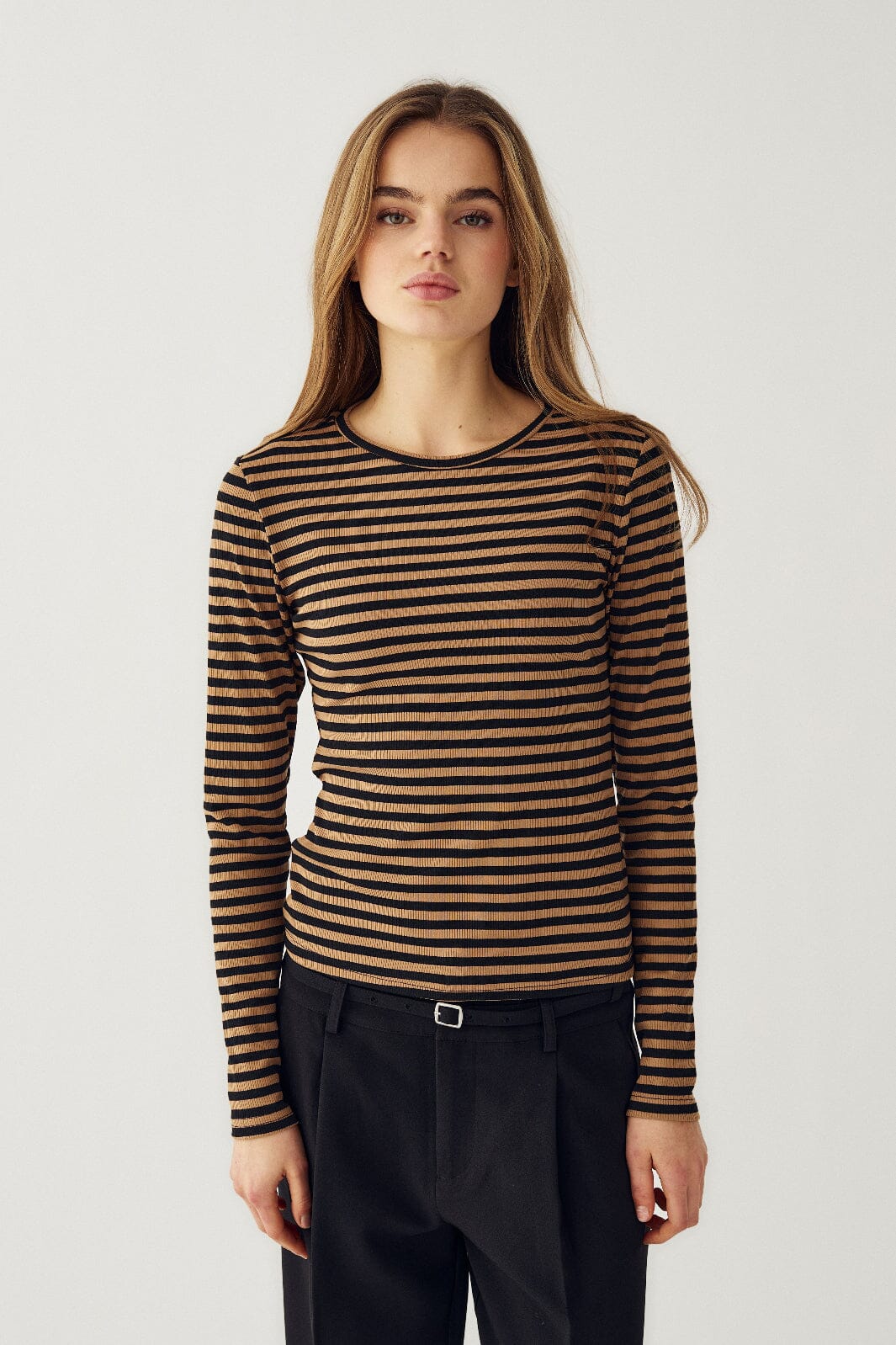 Noella - Luana Top 14030002 - 1379 - Dark Sand Black Stripe Bluser 
