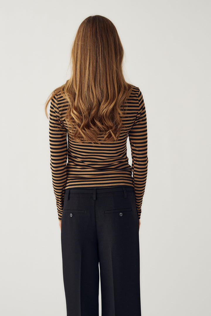 Noella - Luana Top 14030002 - 1379 - Dark Sand Black Stripe Bluser 