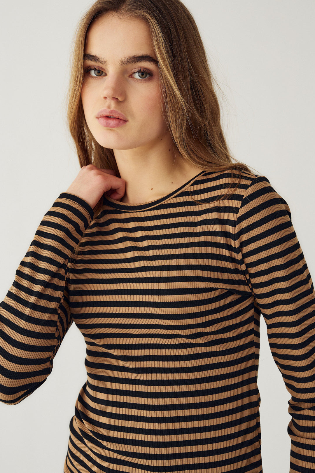 Noella - Luana Top 14030002 - 1379 - Dark Sand Black Stripe Bluser 