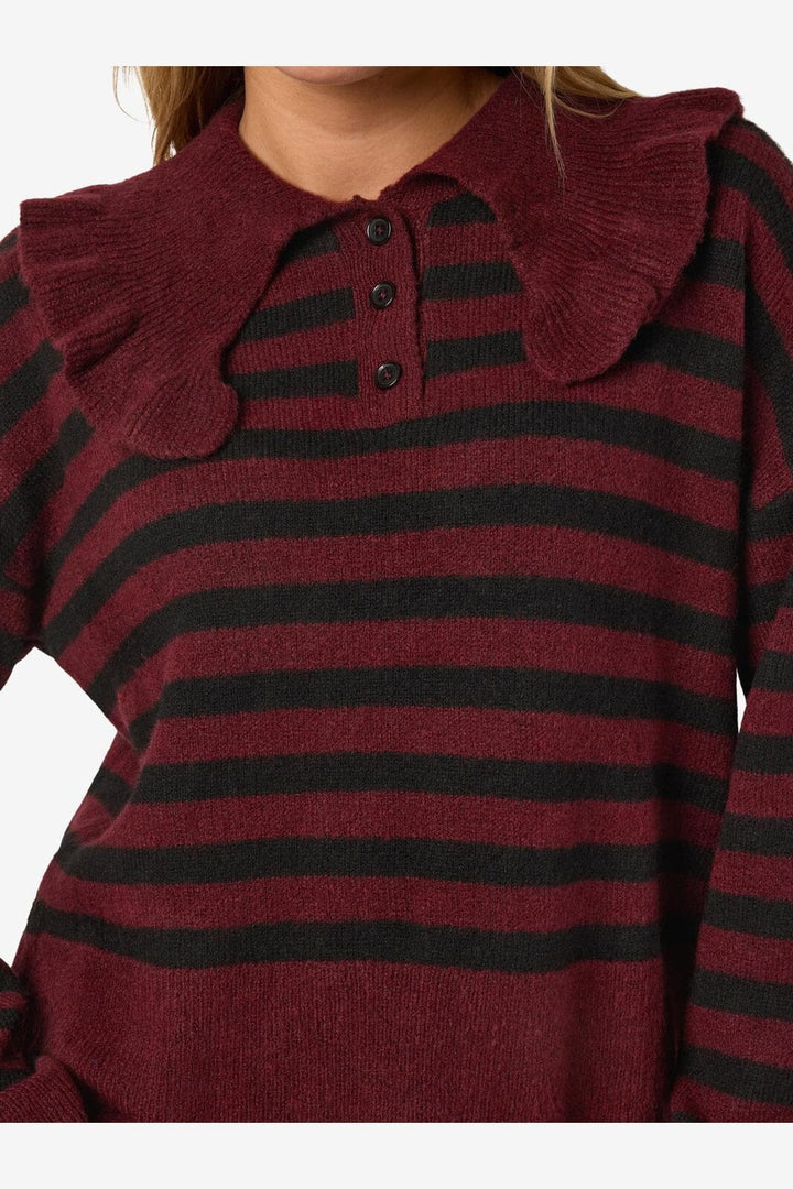 Noisy May - Nmbrooke L/S Frill Collar Knit - 4924582 Windsor Wine Black