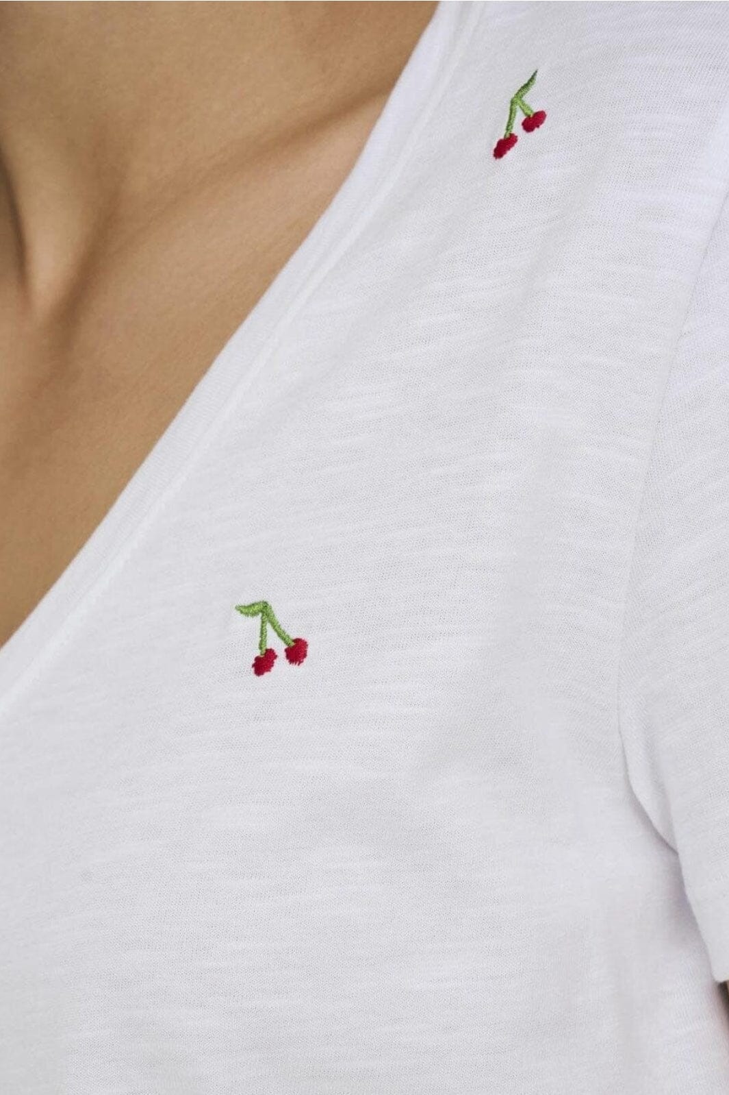 Only - Onlketty Life S/S V-Neck Top Box - 4690311 Bright White Cherries