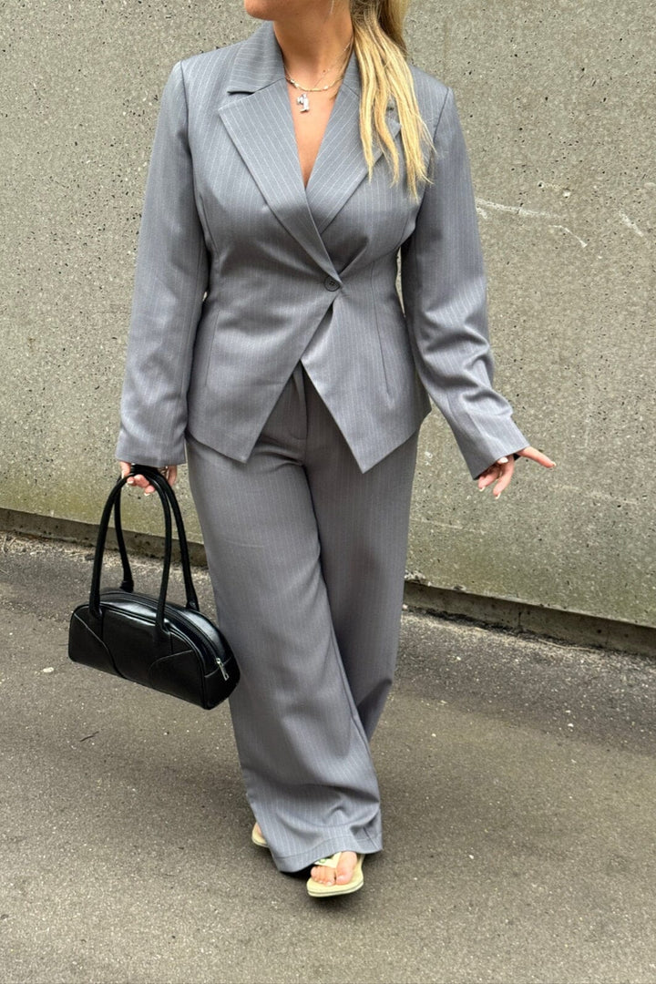 Pieces - Pcfalka Ls Fittet Pinstriped Blazer - 4983918 Grey Pinstripe Blazere 