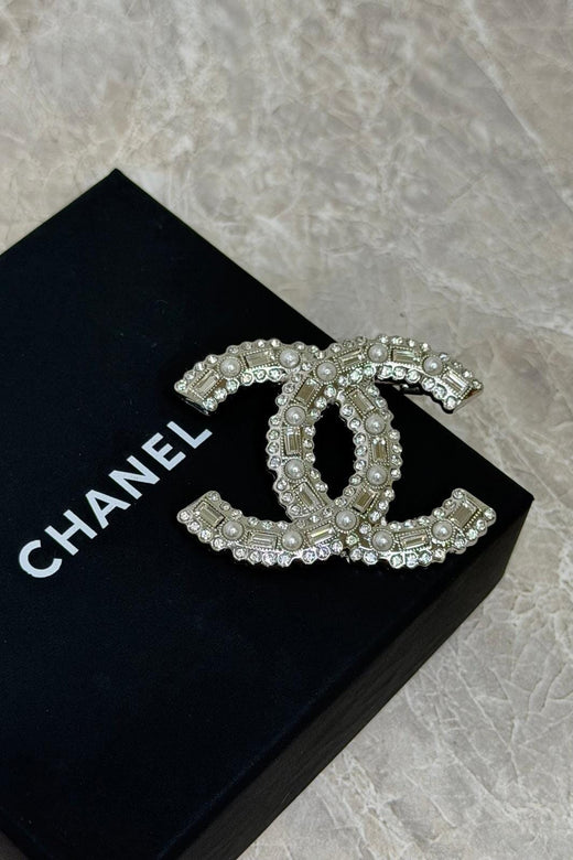 Preloved Vintageline x Molly&My - Vintage Chanel Broche – 1995 - Sølv, Zirkoner & Faux Perler - Sølv Smykker 