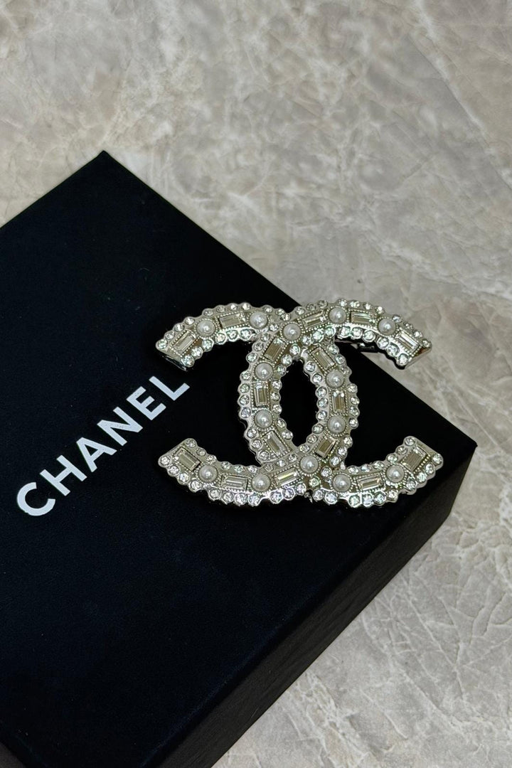 Preloved Vintageline x Molly&My - Vintage Chanel Broche – 1995 - Sølv, Zirkoner & Faux Perler - Sølv Smykker 