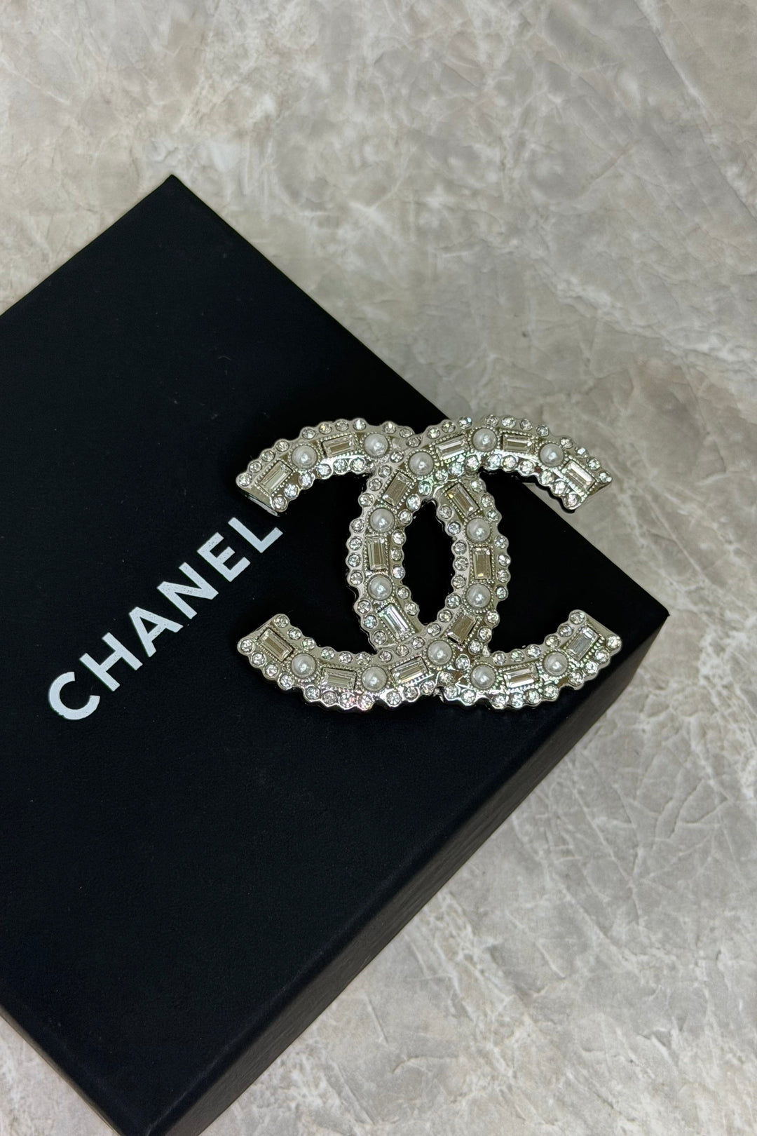 Preloved Vintageline x Molly&My - Vintage Chanel Broche – 1995 - Sølv, Zirkoner & Faux Perler - Sølv Smykker 