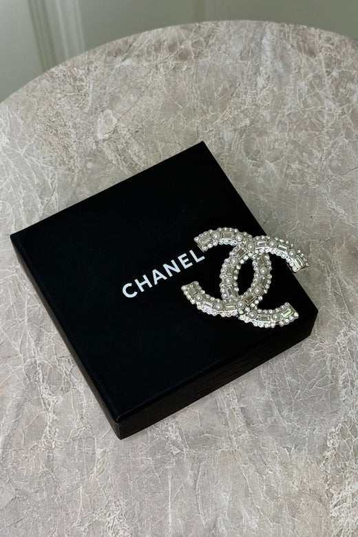 Preloved Vintageline x Molly&My - Vintage Chanel Broche – 1995 - Sølv, Zirkoner & Faux Perler - Sølv Smykker 
