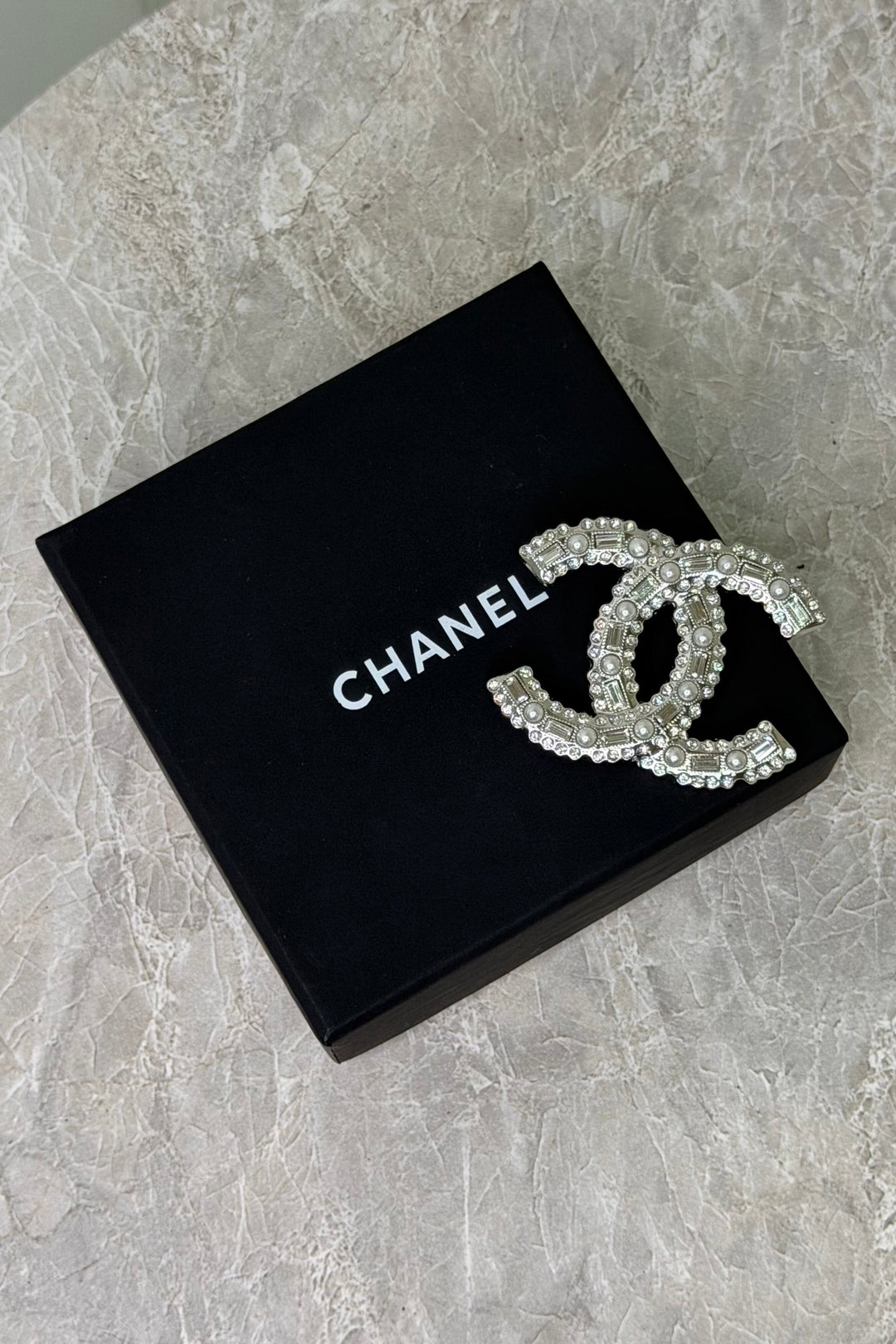 Preloved Vintageline x Molly&My - Vintage Chanel Broche – 1995 - Sølv, Zirkoner & Faux Perler - Sølv Smykker 