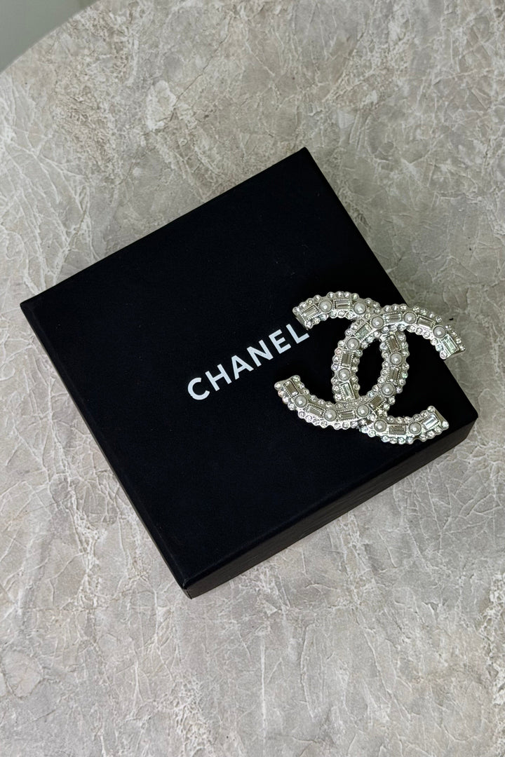 Preloved Vintageline x Molly&My - Vintage Chanel Broche – 1995 - Sølv, Zirkoner & Faux Perler - Sølv Smykker 